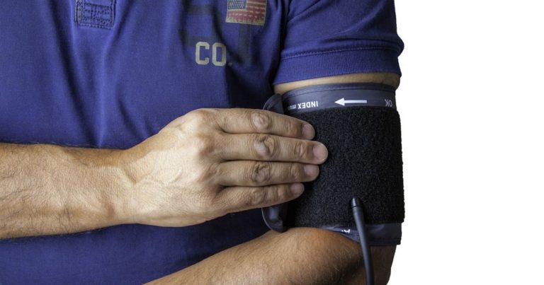 Pressione bassa per il troppo caldo, il dottor Alberto Cremonesi spiega quali sono i sintomi spia: ecco i consigli per prevenirla Pressione bassa per il troppo caldo, il dottor Alberto Cremonesi spiega quali sono i sintomi spia: ecco i consigli per prevenirla