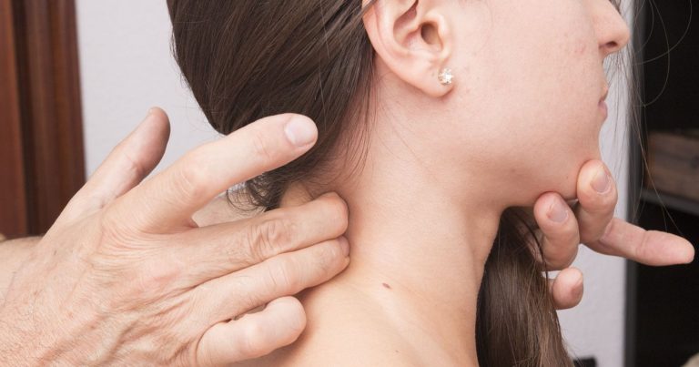 Mal di testa da cervicale, il dottor Tullo spiega quali sono le possibili cause e i sintomi per riconoscerlo