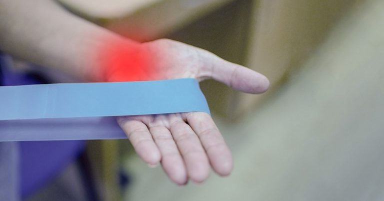 Artrite reumatoide, la dottoressa Marta Riva spiega quali sono i primi sintomi che non vanno ignorati Artrite reumatoide, la dottoressa Marta Riva spiega quali sono i primi sintomi che non vanno ignorati