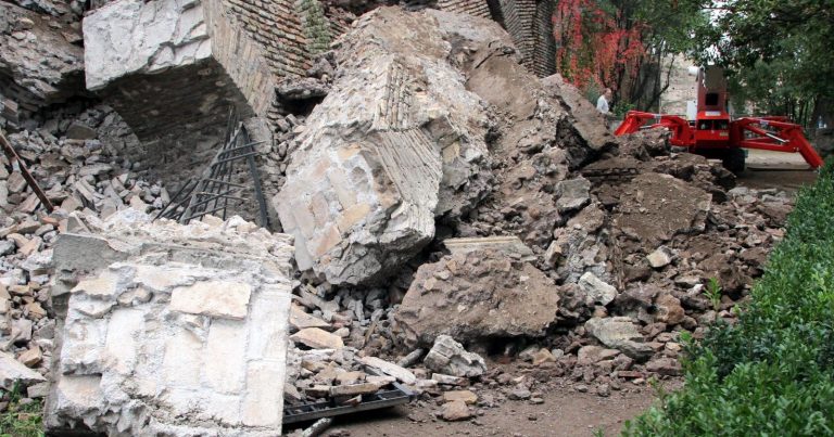 Frana sulla statale in Italia, strada chiusa al traffico in entrambe le direzioni