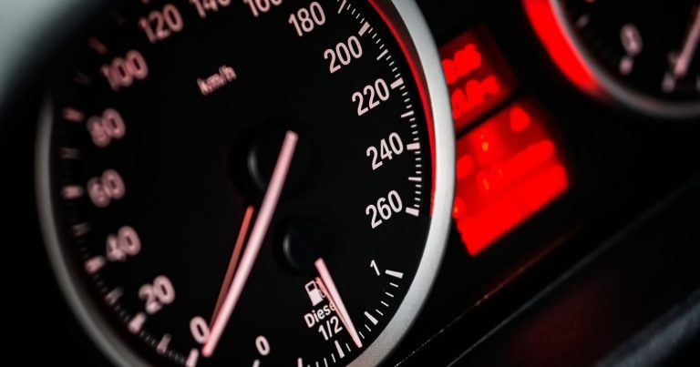 Limiti di velocità, da luglio cambia tutto: ecco le nuove regole da seguire e i nuovi strumenti che verranno utilizzati