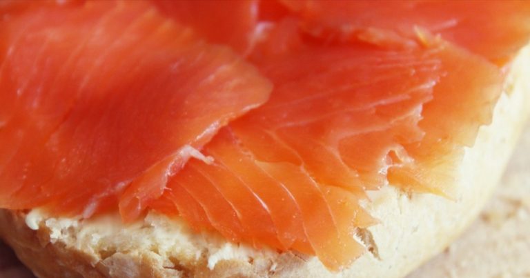 Salmone a Natale, ecco i motivi per i quali non dovresti mangiarlo