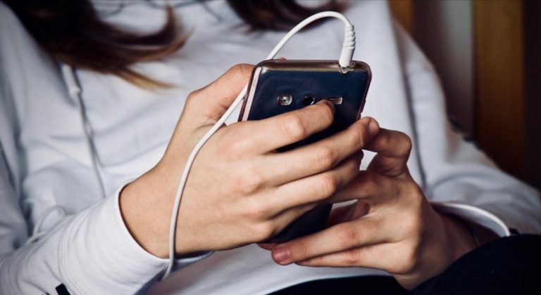 Cellulare in classe, arriva la circolare che ne vieta l’uso anche a fini didattici: cosa cambierà