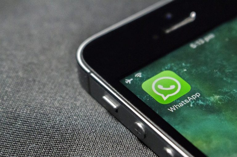 WhatsApp in arrivo la nuova funzionalità che protegge le chat con le impronte digitali