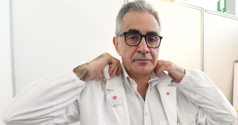 Covid, il virologo Fabrizio Pregliasco avverte: “Lo dico a tutti, se avete qualche sintomo…”
