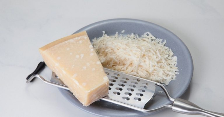 Formaggio grattugiato o a pezzo nei supermercati? Ecco cosa preferire e perchè