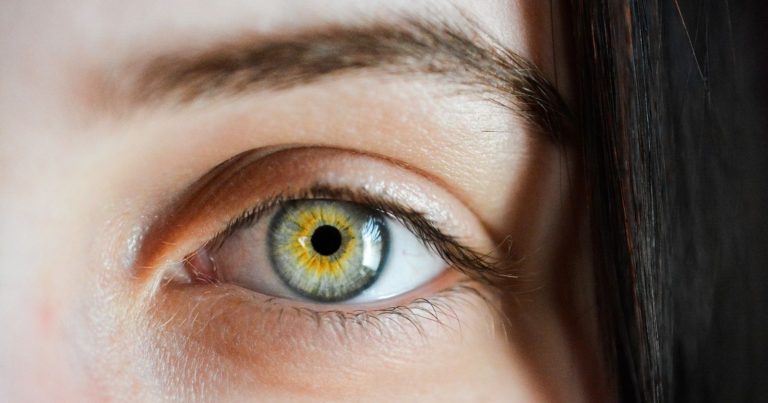 Sindrome dell’occhio secco, attenzione a questo disturbo che colpisce d’inverno: ecco quando rivolgersi al medico