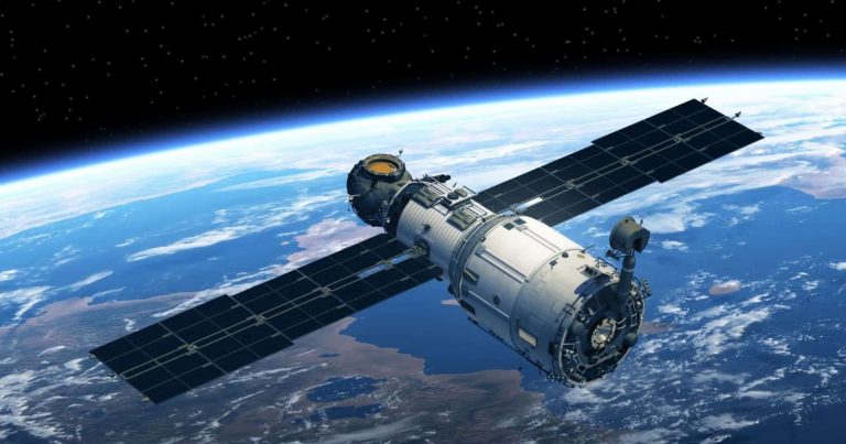 Satellite NASA in caduta libera verso la Terra: ecco quando è previsto l’impatto e i rischi per l’Italia