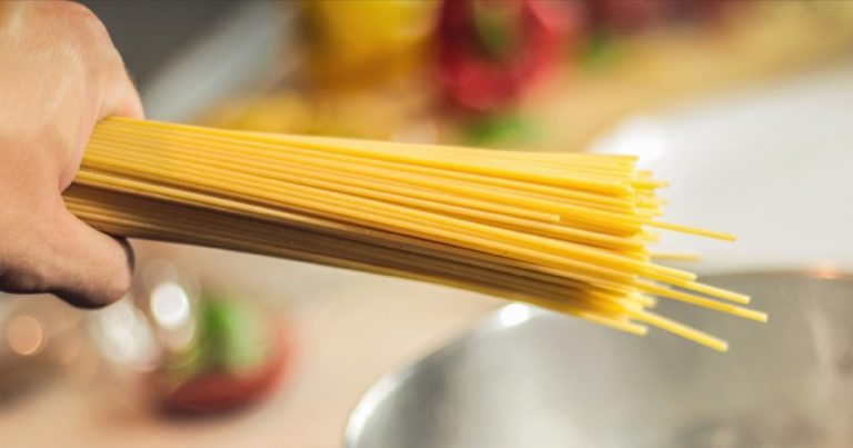 Pesticidi negli spaghetti, trovate tracce in un noto prodotto venduto al Lidl: in pericolo soprattutto i bambini