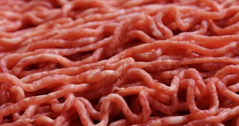 Allerta alimentare, ritirata carne macinata venduta nei supermercati contaminata da salmonella