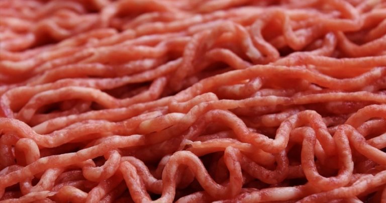 Scegliere la carne giusta: l’allarme del cardiologo sui due additivi da evitare, ecco come leggere le etichette