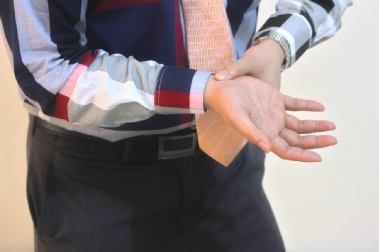 Sindrome del tunnel carpale, il Dottor Mattia Carozzo spiega quali sono i primi sintomi Sindrome del tunnel carpale, il Dottor Mattia Carozzo spiega quali sono i primi sintomi