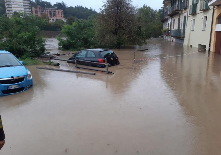 Meteo – Forte maltempo e nubifragi intermittenti hanno sferzato il casertano, esonda il Volturno: allagamenti e famiglie isolate