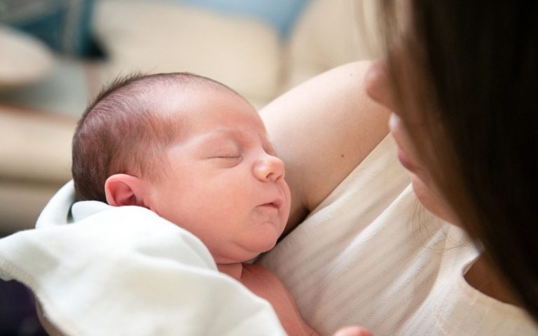 Lo studio che dimostra l’effetto benefico delle carezze sulla testa dei bambini