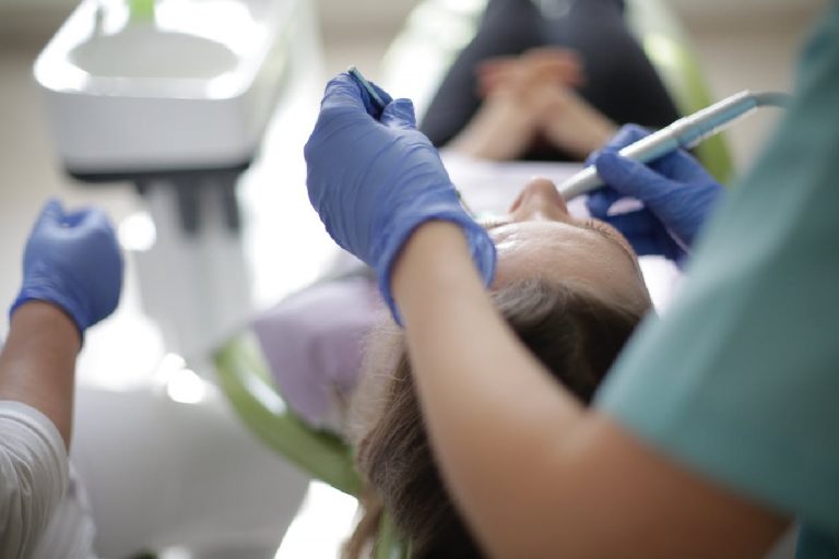 Tumore del cavo orale, il Dott. Bizioli svela i sintomi che aiutano a riconoscerlo: ecco quali sono Tumore del cavo orale, il Dott. Bizioli svela i sintomi che aiutano a riconoscerlo: ecco quali sono