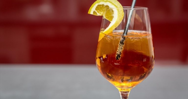 Insetti presenti anche nell’aperitivo al bar? Facciamo un po’ di chiarezza su quello che sta accadendo…