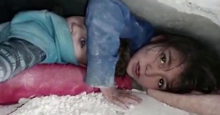 Terremoto in Turchia e Siria, miracolo a Ilbid: sorella salva il fratellino con il corpo. Il video che sta facendo il giro del mondo