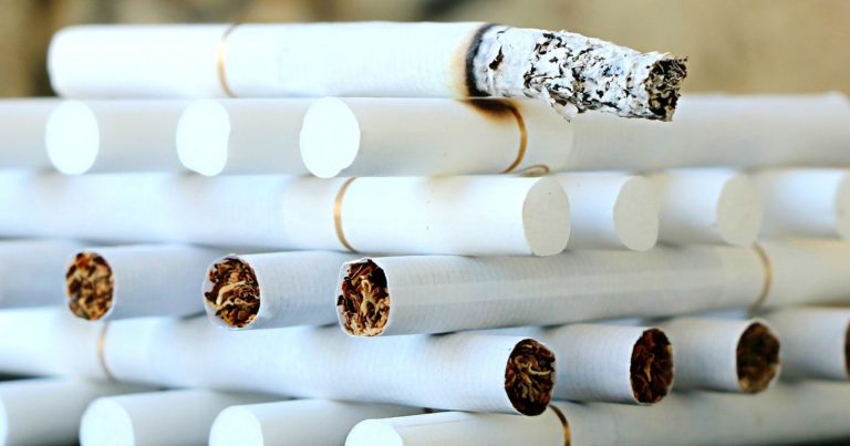 Stangata per i fumatori: da oggi nuovi aumenti per le sigarette, aggiornato il listino
