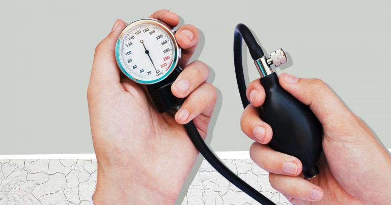 Ipertensione, un italiano su tre soffre di pressione alta: ecco quali sono i possibili sintomi per riconoscerla Ipertensione, un italiano su tre soffre di pressione alta: ecco quali sono i possibili sintomi per riconoscerla