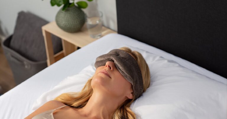 Sonno, l’uso della mascherina per dormire può essere un toccasana per le funzioni cognitive: ecco lo studio che lo dimostra