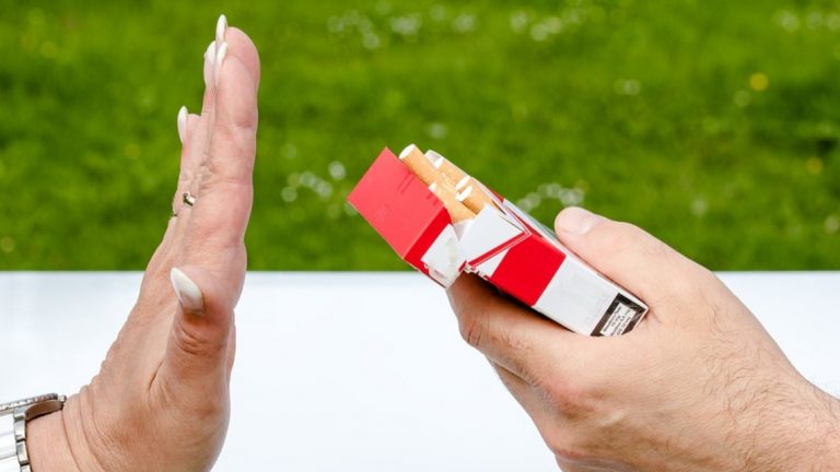 Il nuovo decreto manda su tutte le furie chi fuma e chi svapa: nemmeno all’aperto si potrà fumare