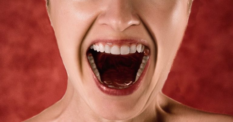 Disfonia, ecco quali sono i fattori di rischio: se sono presenti questi sintomi ci si deve rivolgere al medico Disfonia, ecco quali sono i fattori di rischio: se sono presenti questi sintomi ci si deve rivolgere al medico