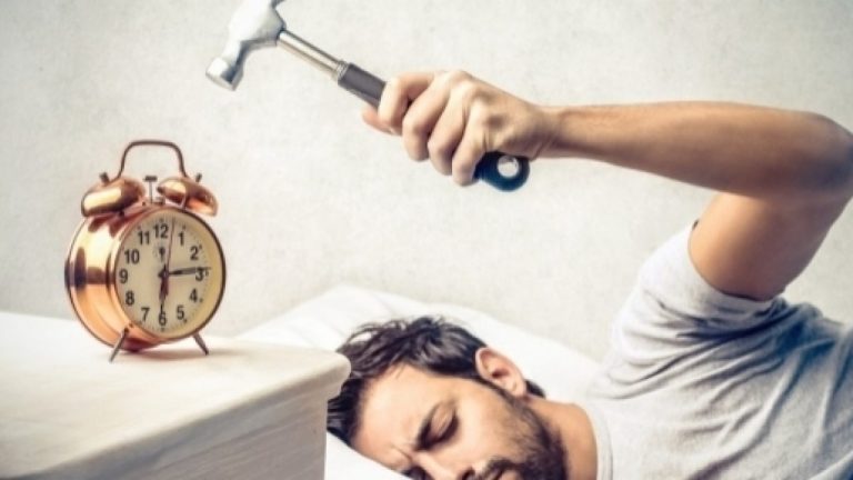 Hai l’abitudine di posticipare la sveglia più volte prima di alzarti dal letto? Stai rischiando seri danni alla salute: ecco quali
