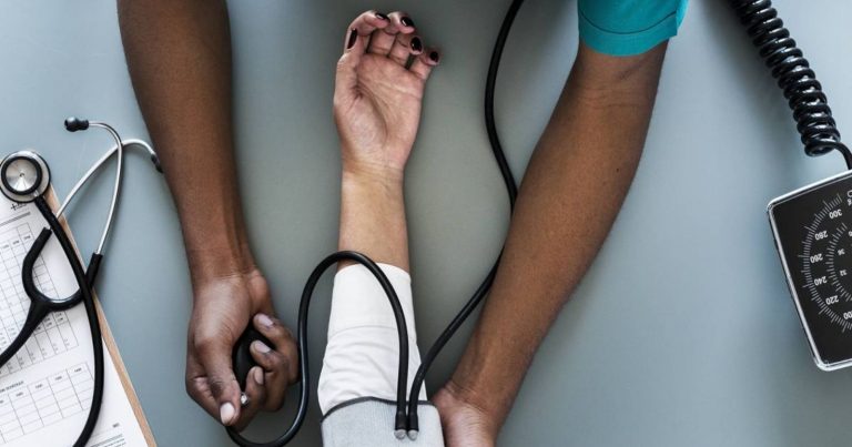 Ipertensione e caldo record, il cardiologo avverte: ecco i tre cibi da evitare Ipertensione e caldo record, il cardiologo avverte: ecco i tre cibi da evitare