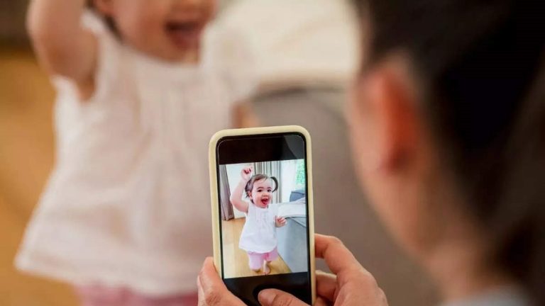 Addio foto sui social? Dopo la Francia anche l’Italia si appresta a prendere la clamorosa decisione: ecco cosa non si potrà più fare