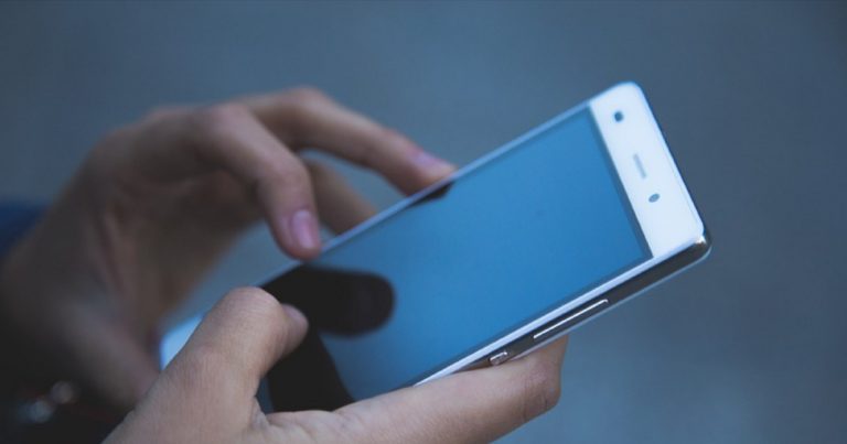 Usi il cellulare prima di addormentarti? Ecco i gravi rischi che stai correndo