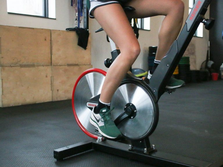 Perdere peso e tenersi in forma con la cyclette: ecco quanti minuti pedalare al giorno