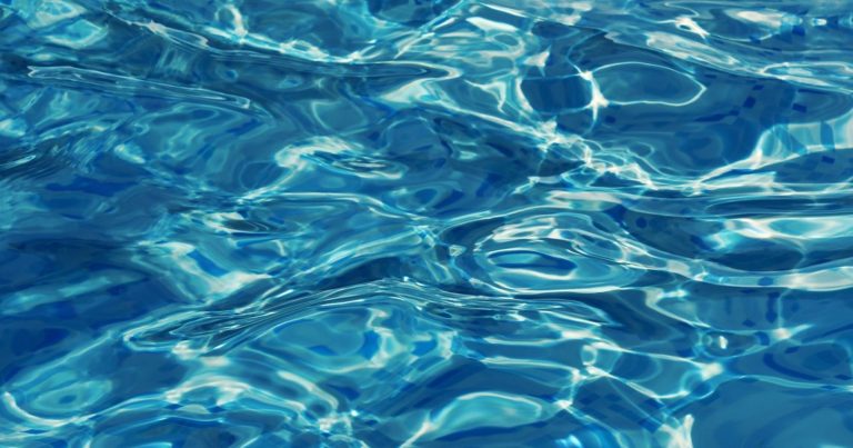 Bambini intossicati dal cloro, alcuni testimoni hanno visto una macchia verde sul fondo della piscina Bambini intossicati dal cloro, alcuni testimoni hanno visto una macchia verde sul fondo della piscina