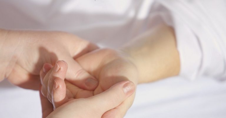 Formicolio alle mani di notte, il dottor Loris Pegoli spiega quali sono le possibili cause e i rimedi Formicolio alle mani di notte, il dottor Loris Pegoli spiega quali sono le possibili cause e i rimedi