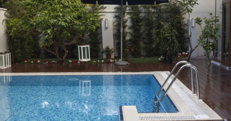 Emergenza Siccità, in estate piscine a secco negli agriturismi per i divieti della Regione: la stagione estiva è a rischio Emergenza Siccità, in estate piscine a secco negli agriturismi per i divieti della Regione: la stagione estiva è a rischio