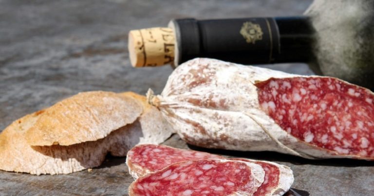 Allerta alimentare, tre salami ritirati per rischio listeria e salmonella: non consumateli! Ecco di quali si tratta