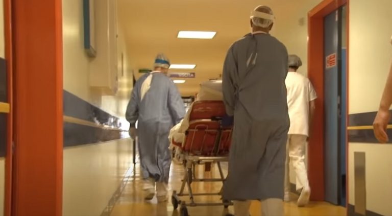 Si presenta con febbre altissima al Pronto Soccorso e gli viene diagnosticata meningite da Meningococco: ecco dove è successo