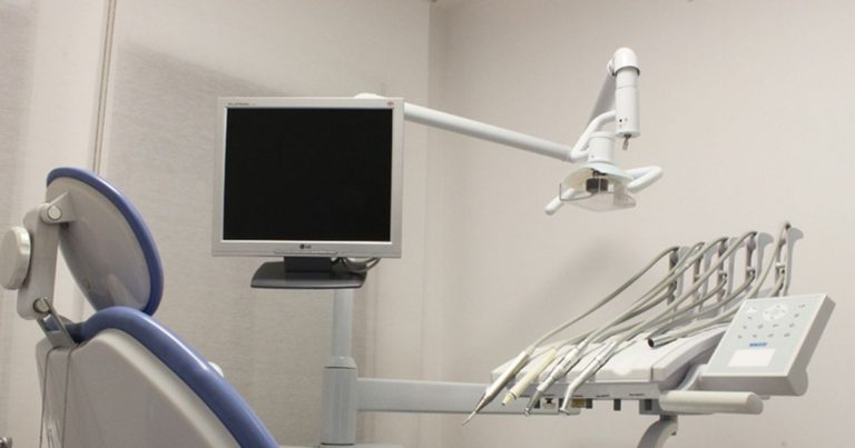 Gengivite, attenzione a questo sintomo: ecco quando bisogna andare dal dentista Gengivite, attenzione a questo sintomo: ecco quando bisogna andare dal dentista