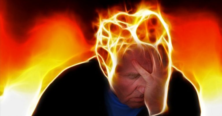 Mal di testa, attenzione a non sottovalutare questi sintomi, altrimenti si corrono forti rischi