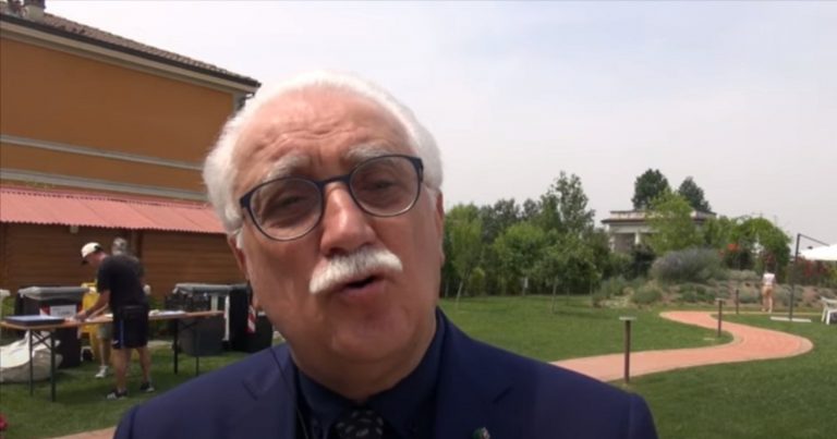Giorgio Calabrese boccia la posizione dell’Ue sull’imposizione di mangiare insetti: “Meglio la dieta mediterranea…” Giorgio Calabrese boccia la posizione dell’Ue sull’imposizione di mangiare insetti: “Meglio la dieta mediterranea…”