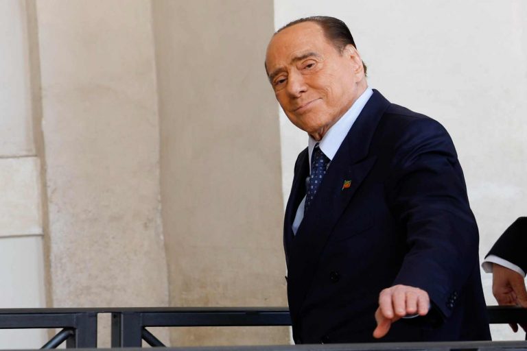 Leucemia Mielomonocitica Cronica, la malattia di Silvio Berlusconi: ecco i sintomi per riconoscerla