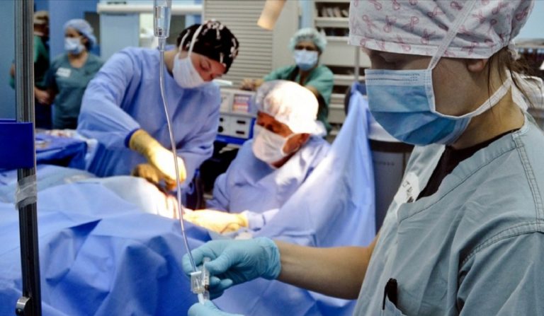 I chirurghi le rimuovono un tumore di 42 kg: ecco dove è stato effettuato lo straordinario intervento