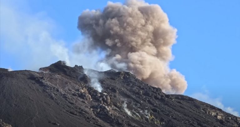 Stromboli, allerta arancione della Protezione Civile: ecco cosa sta succedendo. Gli aggiornamenti