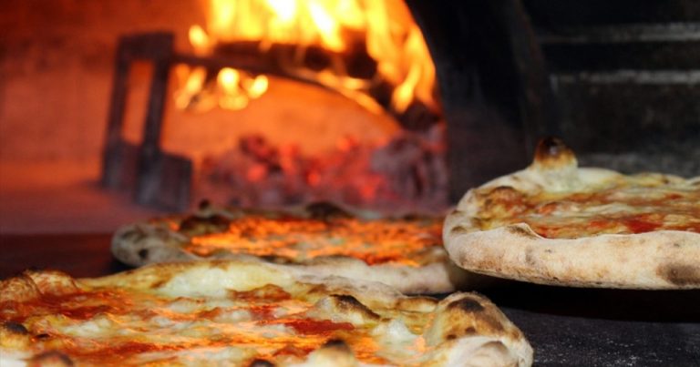 Pizza e bevanda, qual è la città meno cara dove andare a cena fuori con gli amici? Ecco la classifica