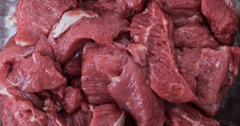 Cancro e carni processate, la nuova allerta alimentare lanciata dai ricercatori: “Servono interventi urgenti…”