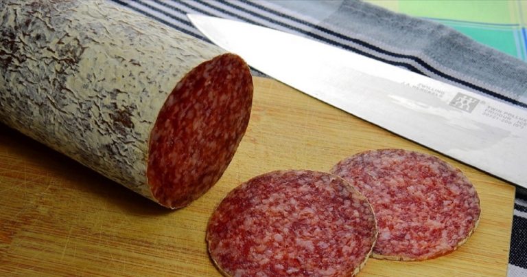 Allerta alimentare, ritirato lotto di salame di una nota marca per rischio microbiologico: non mangiatelo!