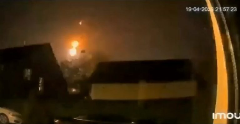 Una scia di fuoco illumina il cielo lasciando tutti di stucco: ecco di cosa si è trattato