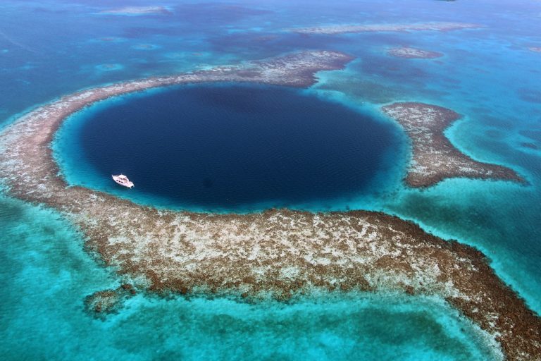 Enorme voragine individuata sul fondale marino, gli scienziati increduli: “Scopriremo nuove forme di vita” Enorme voragine individuata sul fondale marino, gli scienziati increduli: “Scopriremo nuove forme di vita”
