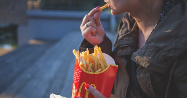 Patatine del McDonald’s, perchè sono così buone? Ecco il vero segreto della ricetta che ha fatto infuriare chi non mangia carne