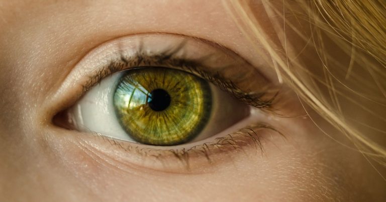 Occhi, il Dottor Lorenzo Crepaldi spiega quali sono i sintomi da non sottovalutare e quando rivolgersi all’oculista