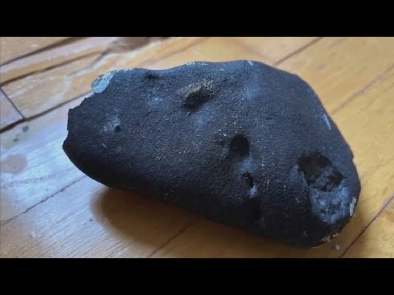 Meteorite precipita su una casa: spunta l’incredibile ipotesi. Ecco di cosa potrebbe trattarsi